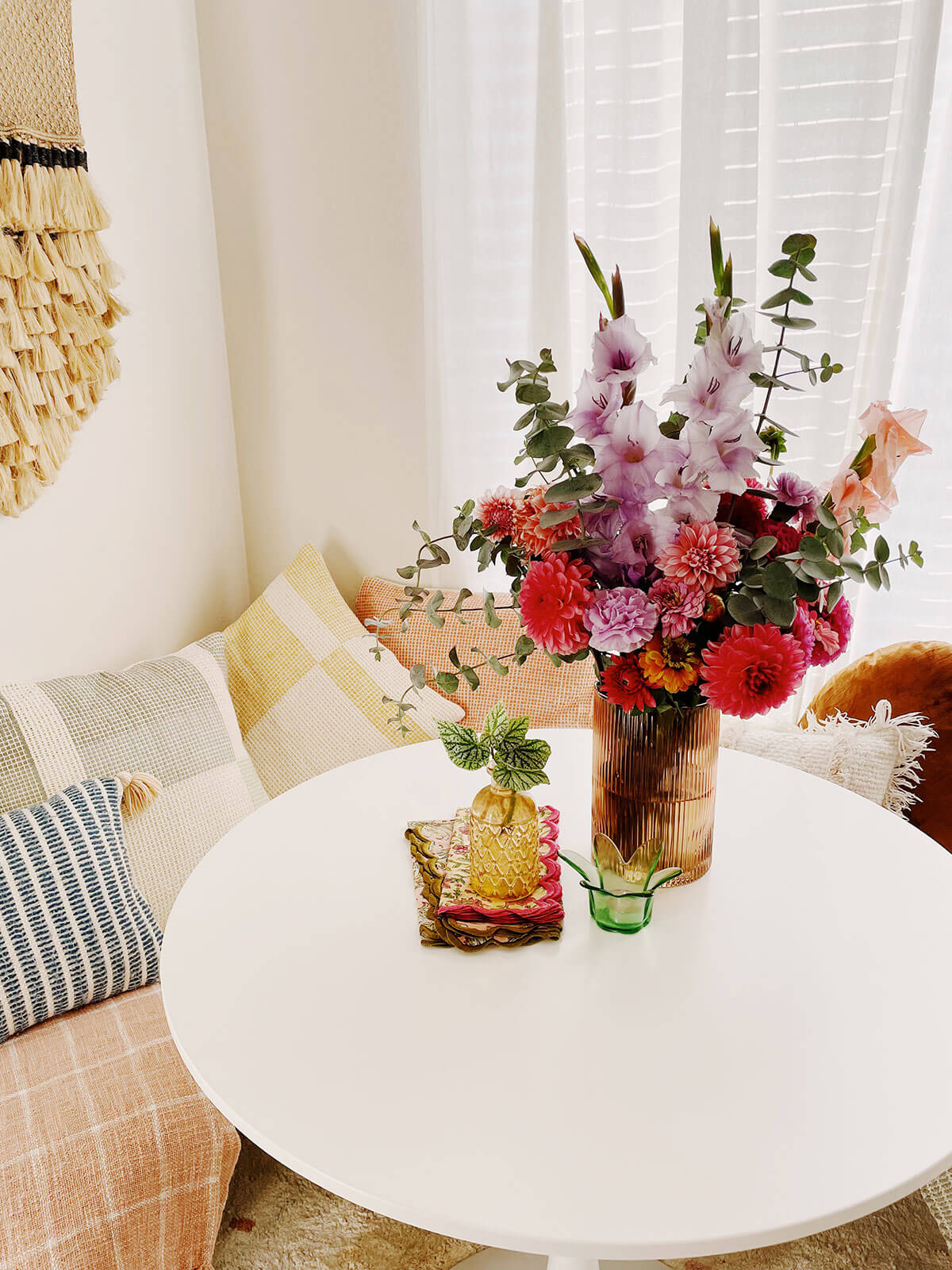 white round table for dining room